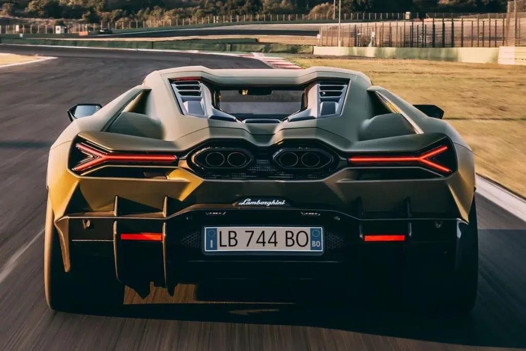 Lamborghini Revuelto arrière