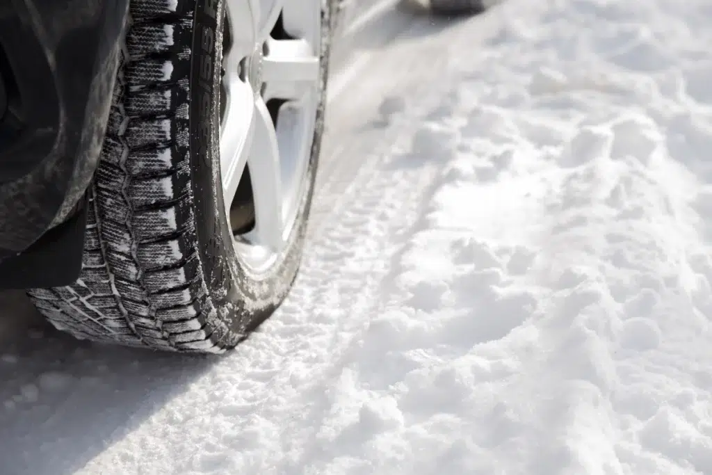 Neige et verglas : les conseils et gestes à éviter en voiture sur les  routes enneigées