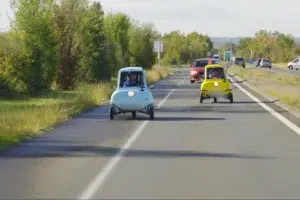 Mini voiture autoroute
